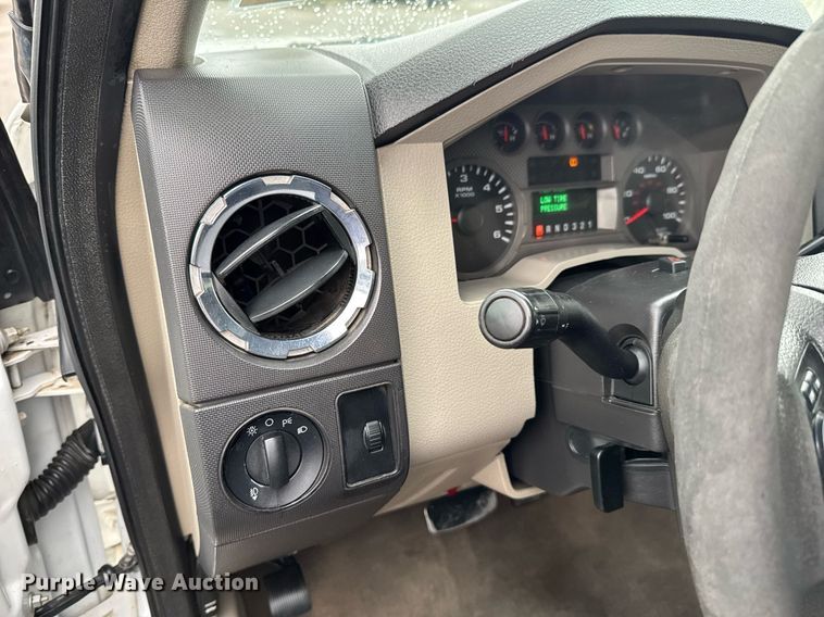 image for item DO0747 2010 Ford F350 Super Duty Crew Cab flatbed pickup truck