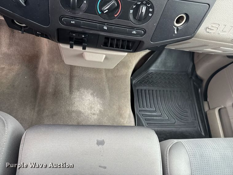 image for item DO0747 2010 Ford F350 Super Duty Crew Cab flatbed pickup truck