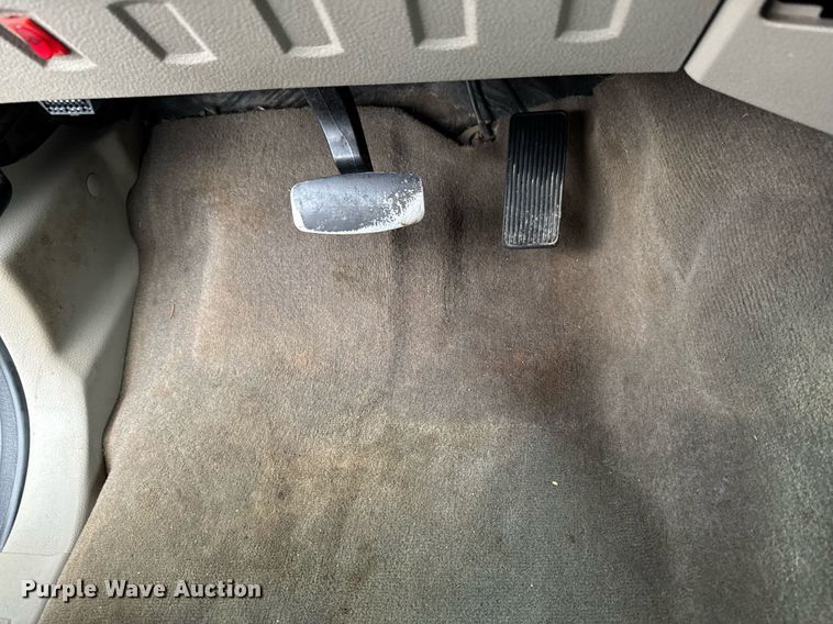 image for item DO0747 2010 Ford F350 Super Duty Crew Cab flatbed pickup truck