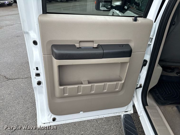 image for item DO0747 2010 Ford F350 Super Duty Crew Cab flatbed pickup truck