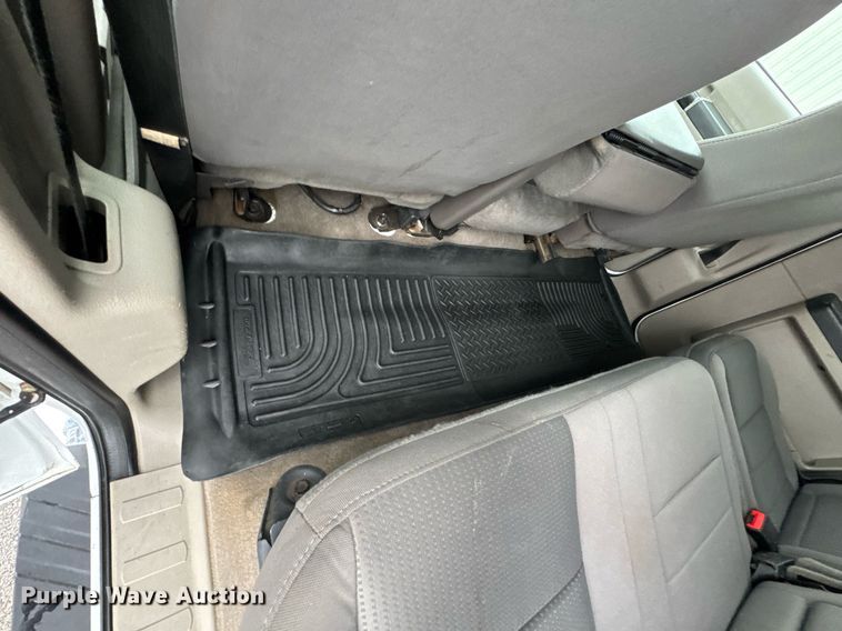 image for item DO0747 2010 Ford F350 Super Duty Crew Cab flatbed pickup truck