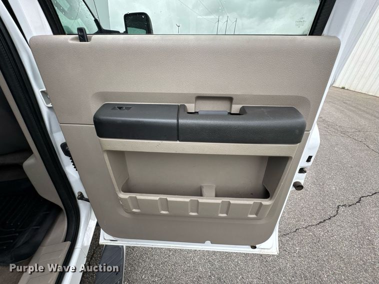 image for item DO0747 2010 Ford F350 Super Duty Crew Cab flatbed pickup truck