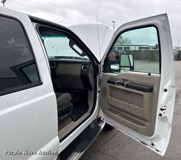 image for item DO0747 2010 Ford F350 Super Duty Crew Cab flatbed pickup truck