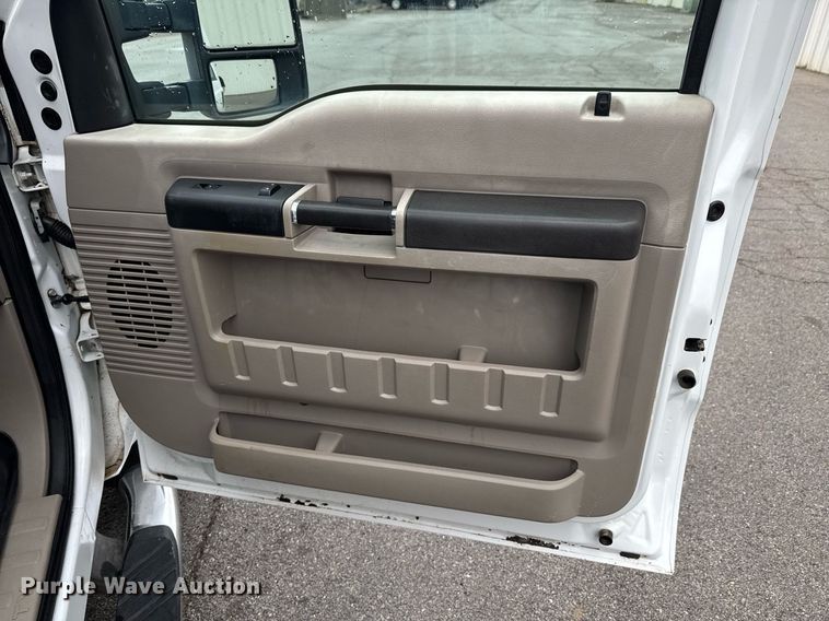 image for item DO0747 2010 Ford F350 Super Duty Crew Cab flatbed pickup truck