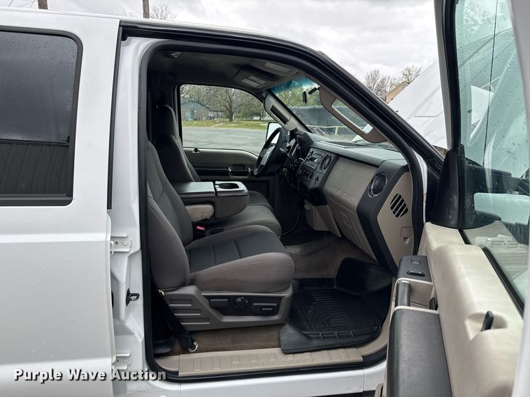 image for item DO0747 2010 Ford F350 Super Duty Crew Cab flatbed pickup truck