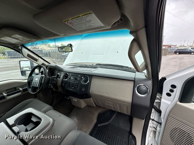 image for item DO0747 2010 Ford F350 Super Duty Crew Cab flatbed pickup truck