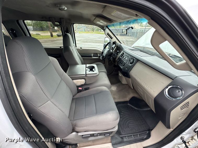 image for item DO0747 2010 Ford F350 Super Duty Crew Cab flatbed pickup truck