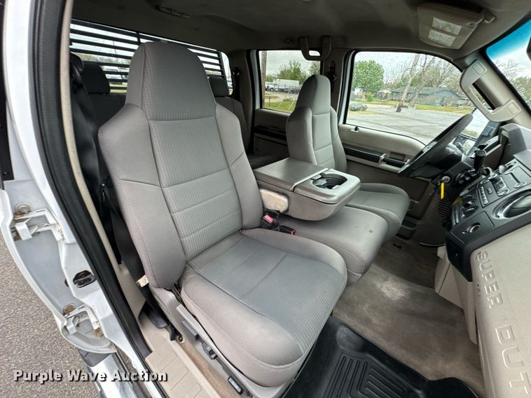 image for item DO0747 2010 Ford F350 Super Duty Crew Cab flatbed pickup truck