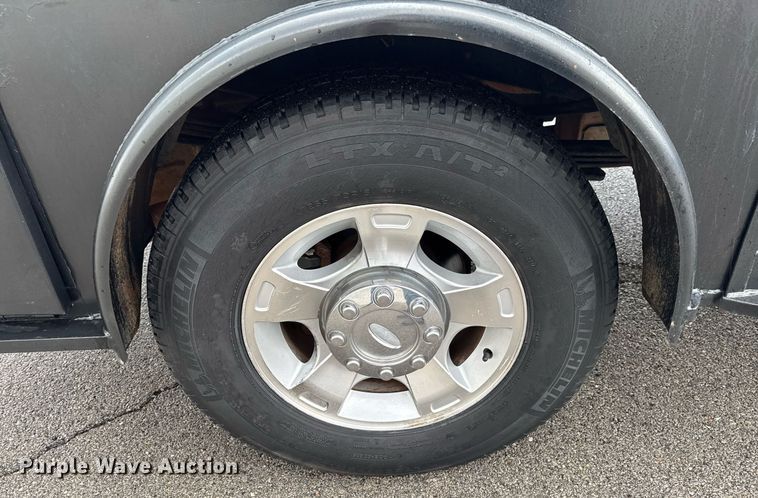 image for item DO0747 2010 Ford F350 Super Duty Crew Cab flatbed pickup truck