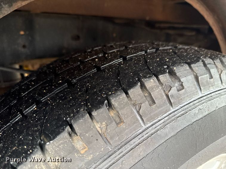 image for item DO0747 2010 Ford F350 Super Duty Crew Cab flatbed pickup truck