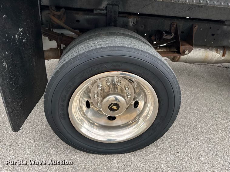 image for item DO0748 2011 Ford F450 Super Duty flatbed truck