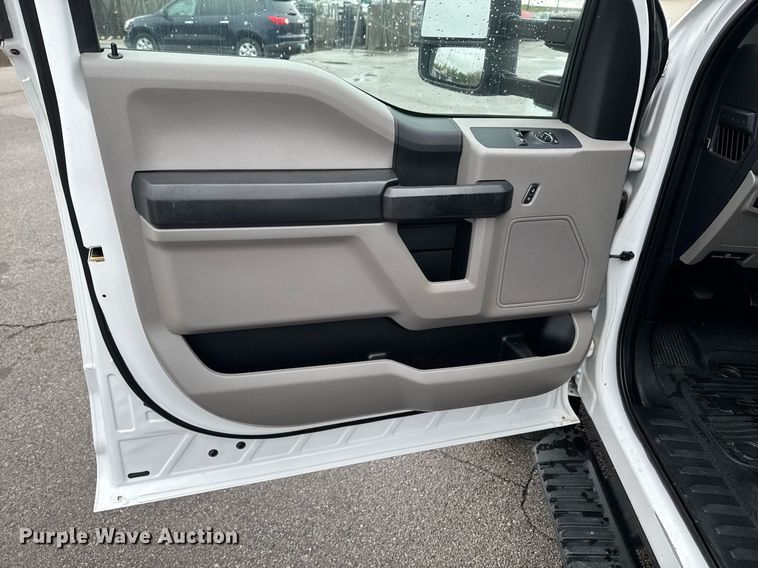 image for item DO0795 2017 Ford F550 Super Duty flatbed truck