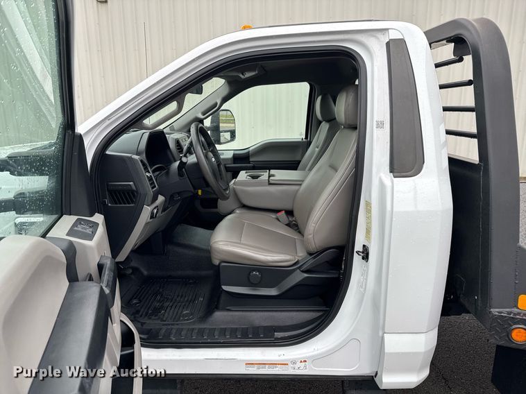 image for item DO0795 2017 Ford F550 Super Duty flatbed truck