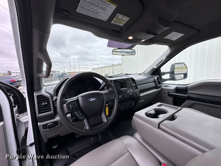 image for item DO0795 2017 Ford F550 Super Duty flatbed truck