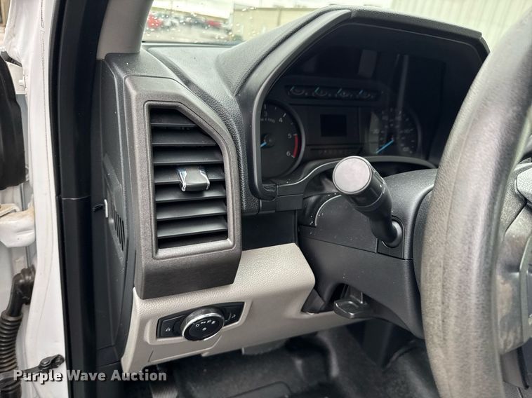 image for item DO0795 2017 Ford F550 Super Duty flatbed truck