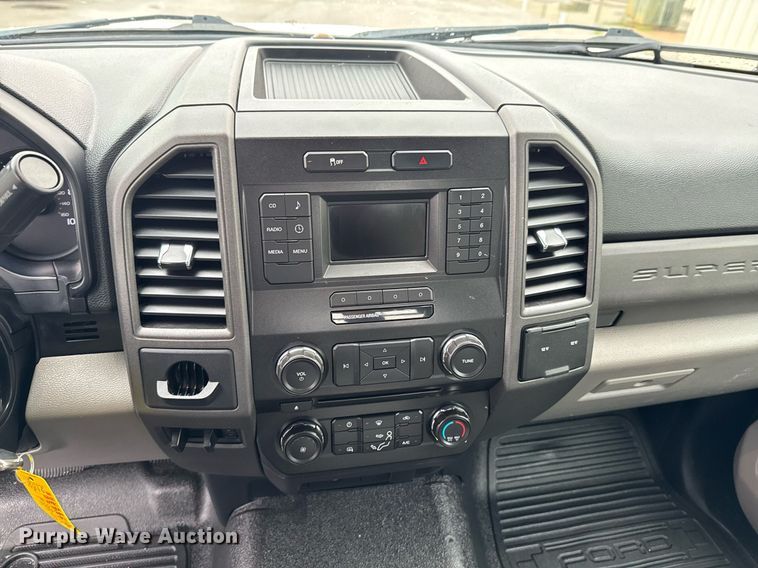 image for item DO0795 2017 Ford F550 Super Duty flatbed truck