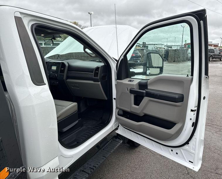 image for item DO0795 2017 Ford F550 Super Duty flatbed truck