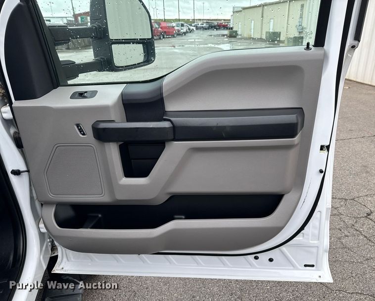 image for item DO0795 2017 Ford F550 Super Duty flatbed truck