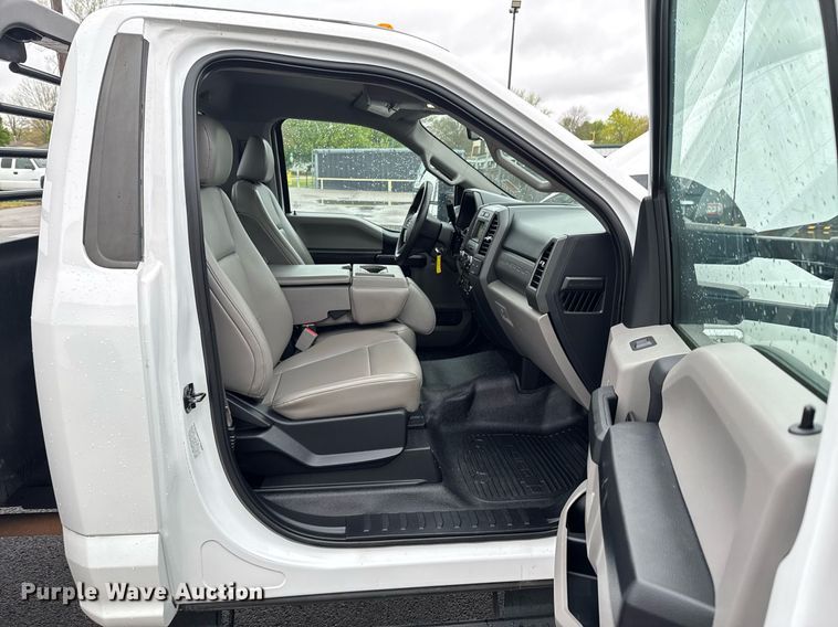 image for item DO0795 2017 Ford F550 Super Duty flatbed truck