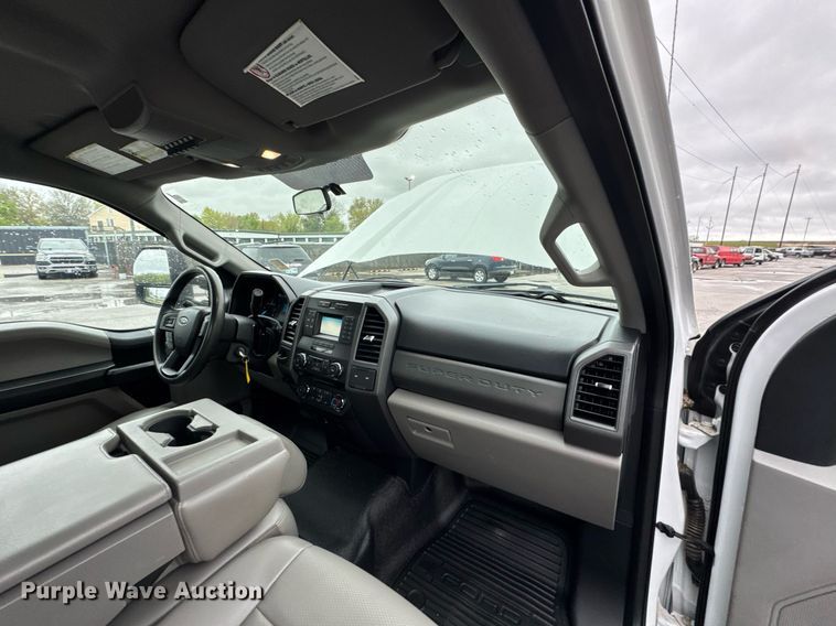 image for item DO0795 2017 Ford F550 Super Duty flatbed truck