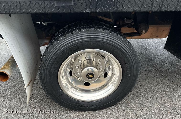 image for item DO0795 2017 Ford F550 Super Duty flatbed truck