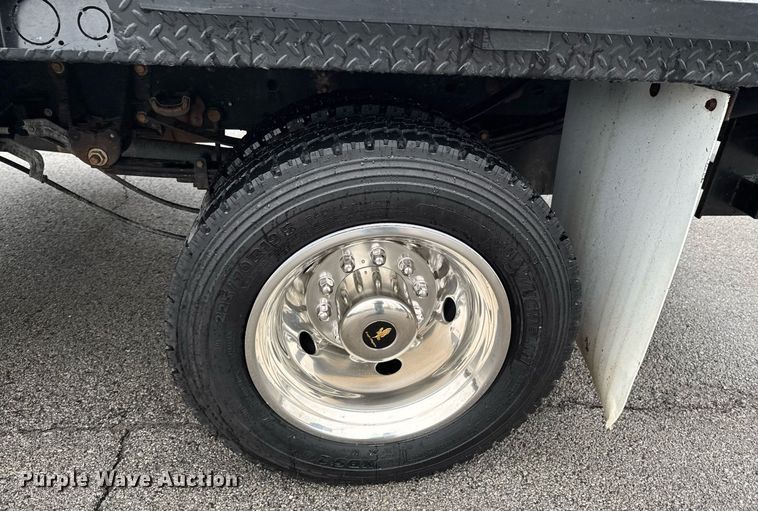 image for item DO0795 2017 Ford F550 Super Duty flatbed truck