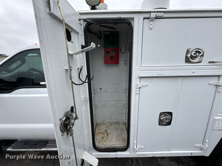 image for item DO0803 2010 Ford F550 Super Duty utility / service truck