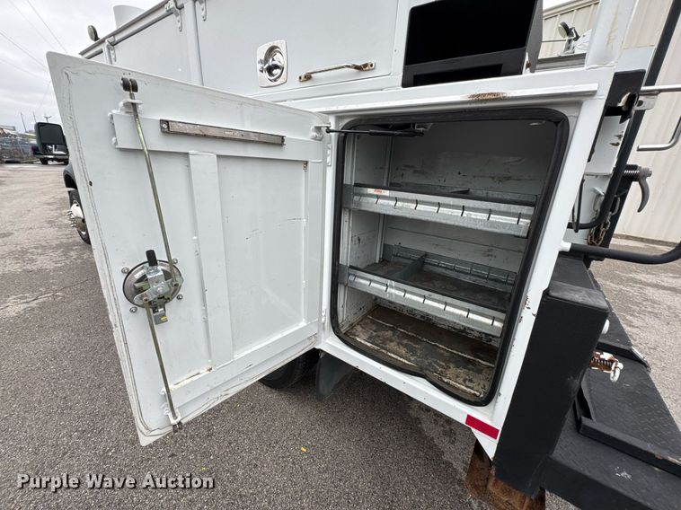 image for item DO0803 2010 Ford F550 Super Duty utility / service truck