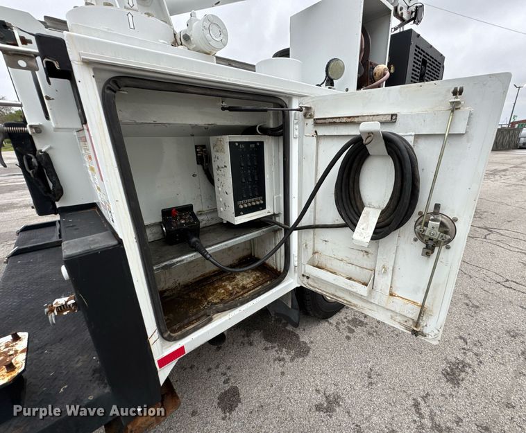 image for item DO0803 2010 Ford F550 Super Duty utility / service truck