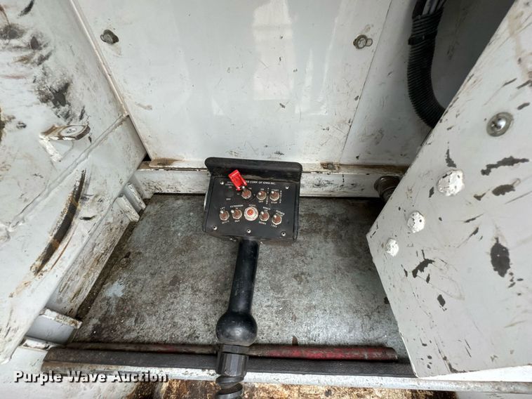 image for item DO0803 2010 Ford F550 Super Duty utility / service truck