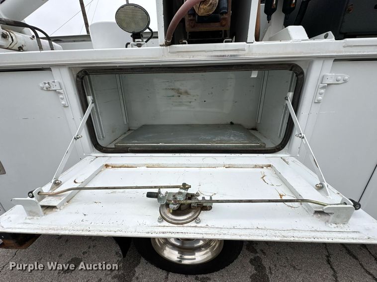 image for item DO0803 2010 Ford F550 Super Duty utility / service truck