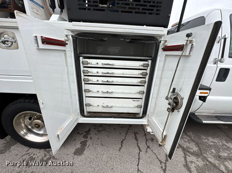 image for item DO0803 2010 Ford F550 Super Duty utility / service truck