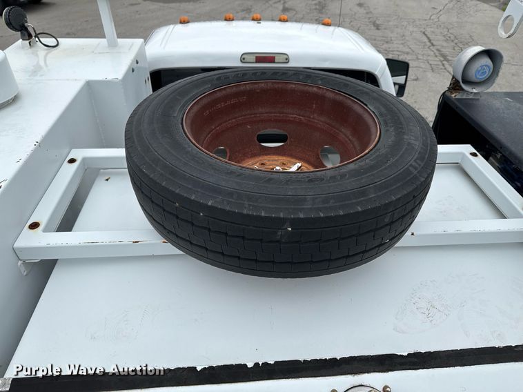 image for item DO0803 2010 Ford F550 Super Duty utility / service truck