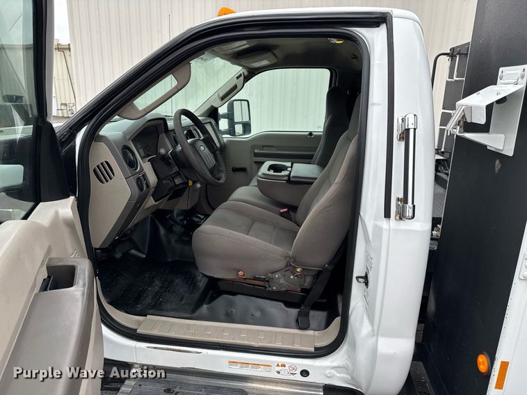 image for item DO0803 2010 Ford F550 Super Duty utility / service truck