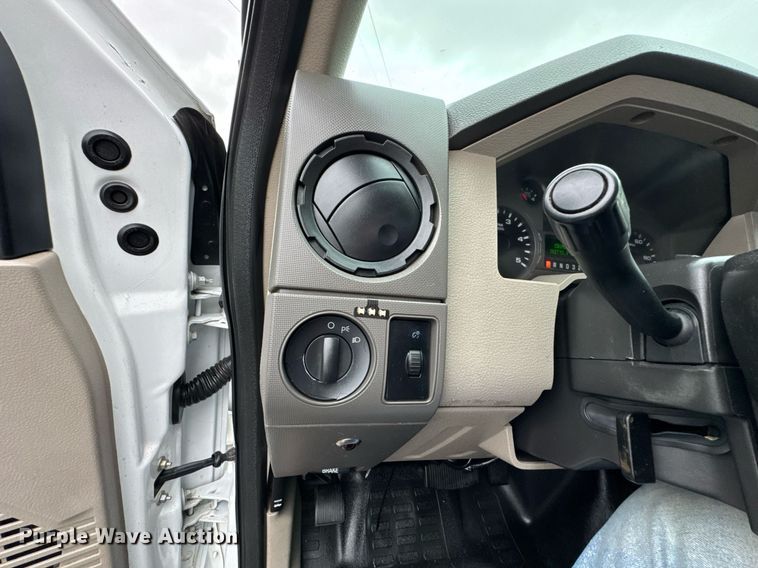 image for item DO0803 2010 Ford F550 Super Duty utility / service truck