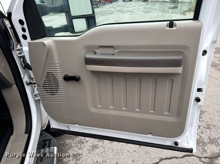image for item DO0803 2010 Ford F550 Super Duty utility / service truck