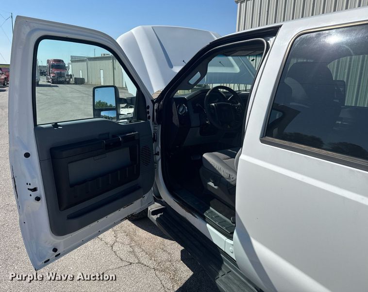 image for item DO0868 2012 Ford F250 Super Duty Crew Cab flatbed pickup truck