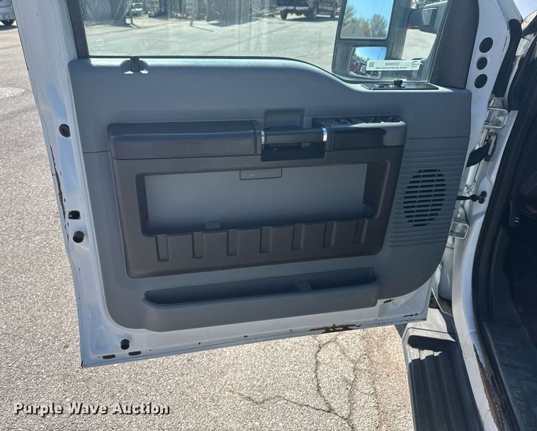 image for item DO0868 2012 Ford F250 Super Duty Crew Cab flatbed pickup truck