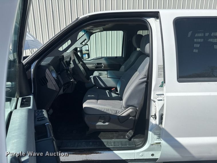 image for item DO0868 2012 Ford F250 Super Duty Crew Cab flatbed pickup truck