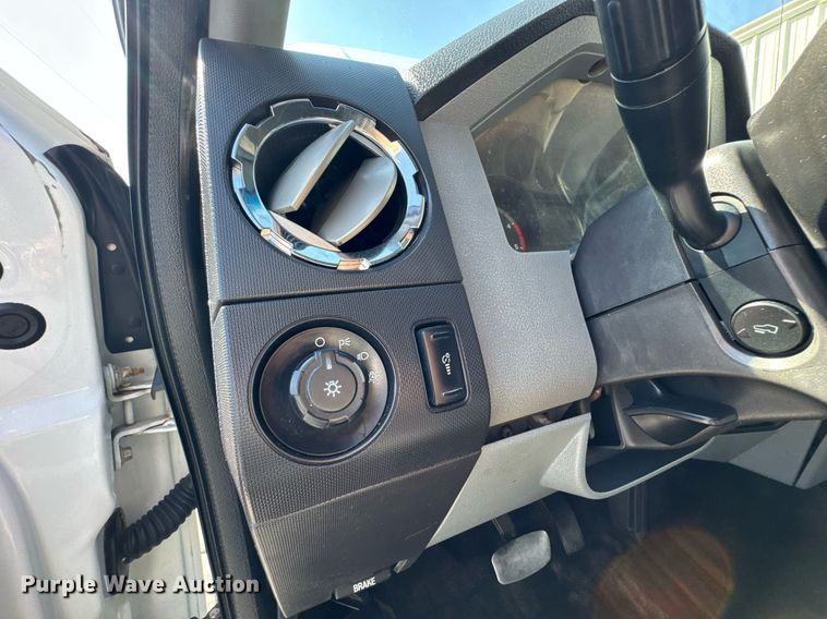 image for item DO0868 2012 Ford F250 Super Duty Crew Cab flatbed pickup truck