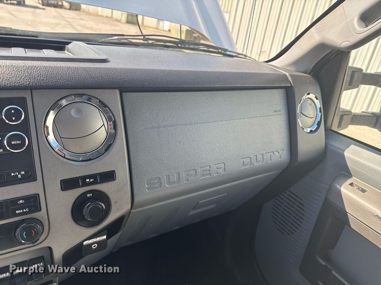 image for item DO0868 2012 Ford F250 Super Duty Crew Cab flatbed pickup truck