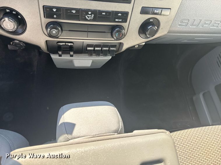 image for item DO0868 2012 Ford F250 Super Duty Crew Cab flatbed pickup truck