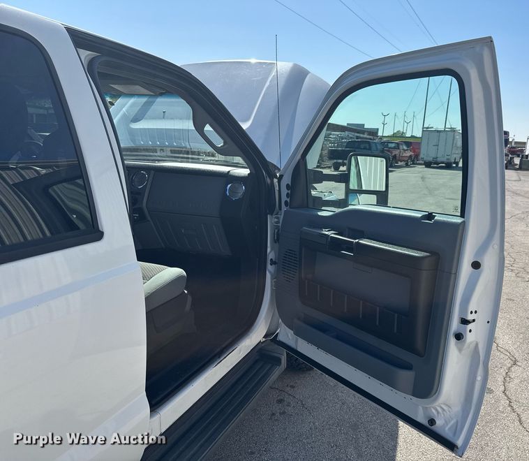 image for item DO0868 2012 Ford F250 Super Duty Crew Cab flatbed pickup truck