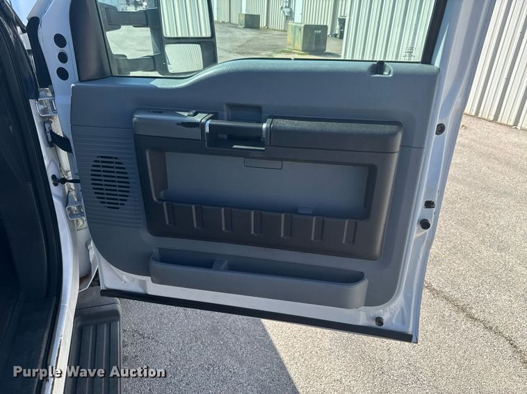 image for item DO0868 2012 Ford F250 Super Duty Crew Cab flatbed pickup truck