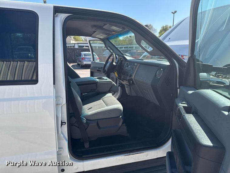 image for item DO0868 2012 Ford F250 Super Duty Crew Cab flatbed pickup truck