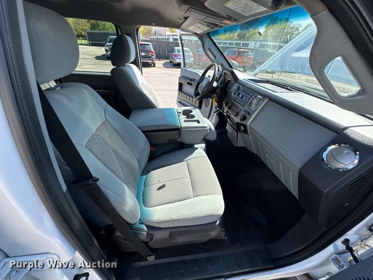 image for item DO0868 2012 Ford F250 Super Duty Crew Cab flatbed pickup truck