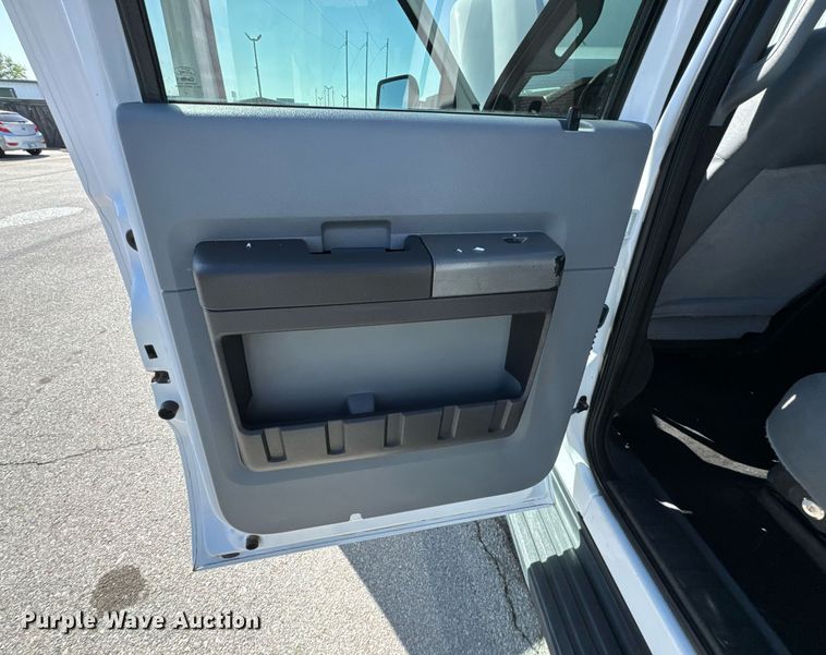 image for item DO0868 2012 Ford F250 Super Duty Crew Cab flatbed pickup truck