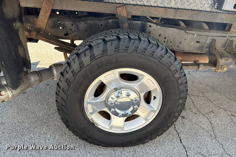 image for item DO0868 2012 Ford F250 Super Duty Crew Cab flatbed pickup truck