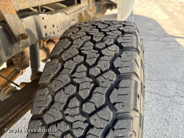 image for item DO0868 2012 Ford F250 Super Duty Crew Cab flatbed pickup truck