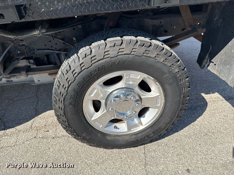 image for item DO0868 2012 Ford F250 Super Duty Crew Cab flatbed pickup truck